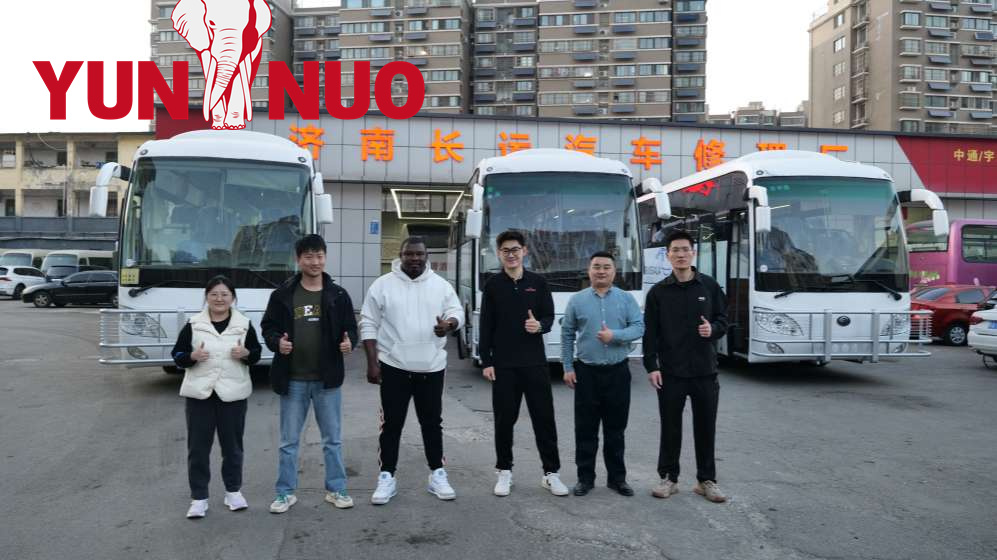 Les clients de Chad viennent inspecter les quatre bus qu'ils ont achetés