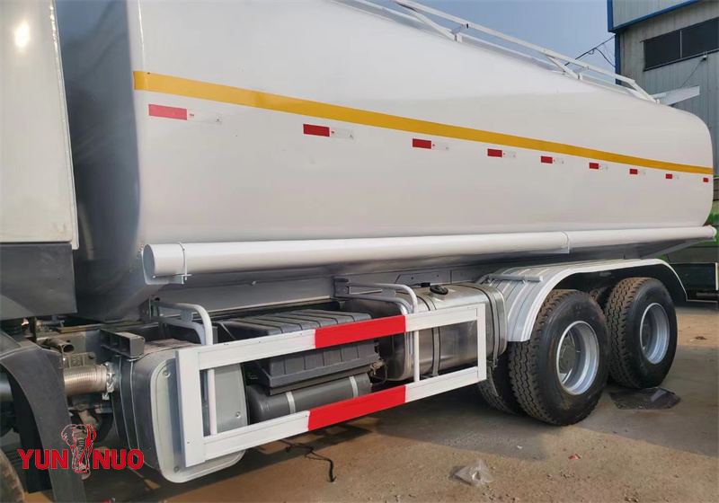 Camion-citerne à carburant
